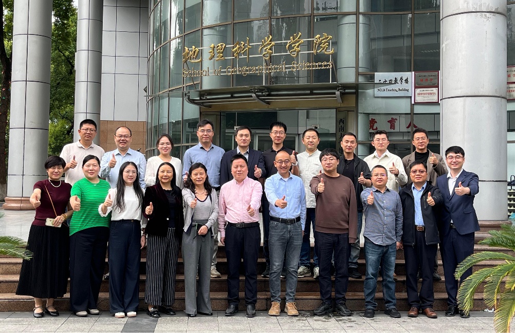 说明: F:\0-2025年10月遥感研究生论坛会议\251018遥感科学研究生论坛\251018遥感科学研究生论坛\上午特邀报告\合影2.jpg